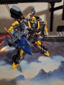 Transformers Deluxe Class Stealth Bumblebee figure