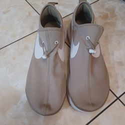 BAIGE NIKE SHOE'S SIZE 10