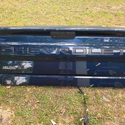 2019 2025 CHEVROLET SILVERADO TAILGATE GOOD CONDITION
