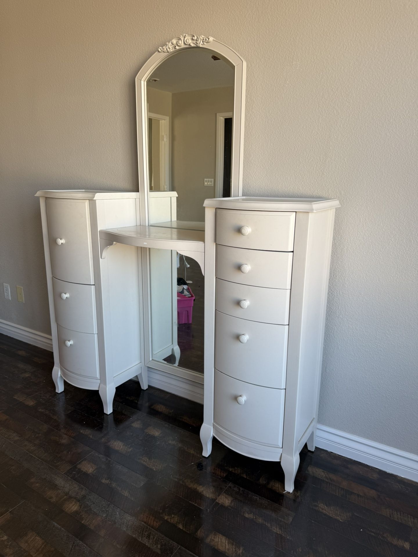 Hampton Vanity Desk with Mirrored Towers