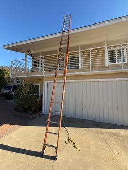 $235 cash Werner 32’ fiberglass extension ladder 300 lbs rated no cracks in Upland 91874