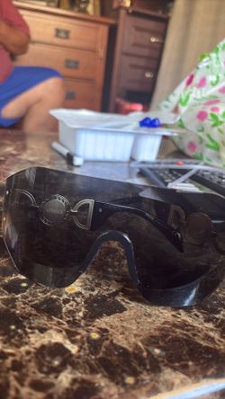 Versace glasses has box