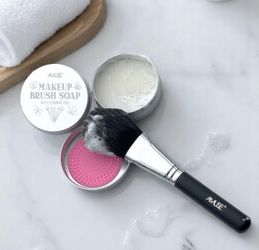 AMUSE Makeup Brush Soap With Cleaning Pad