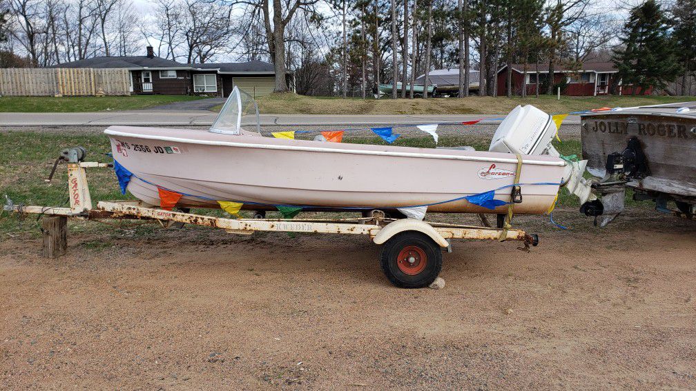 Photo Fiberglass old school boat and trailer fun project with not much work needed
