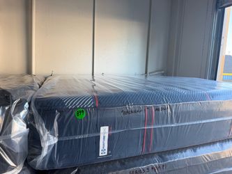 KING SIZE SEALY POSTUREPEDIC ELITE (MEDIUM) MATTRESS & BOX SPRINGS BED SET