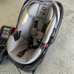 Britax Infant Car Seat Carrier With Two Bases In Good Conditions 