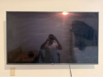 LG tv 65’ 2020 year made. Like new with remote control