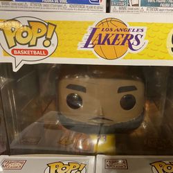 POP! BASKETBALL Los Angeles Lakers - "LeBron James" Vinyl Figure (97) Yellow Jersey 10in