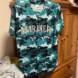 Seattle Mariners Armed Forces camo jersey from a 2025 stadium giveaway. size medium