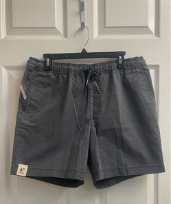Brand new Men’s grey flat front shorts size L (36-38)