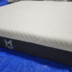 King Member's Mark Hybrid Mattress - Like New