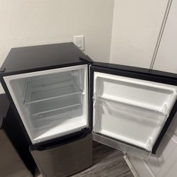 Insignia Mini Fridge With Freezer 