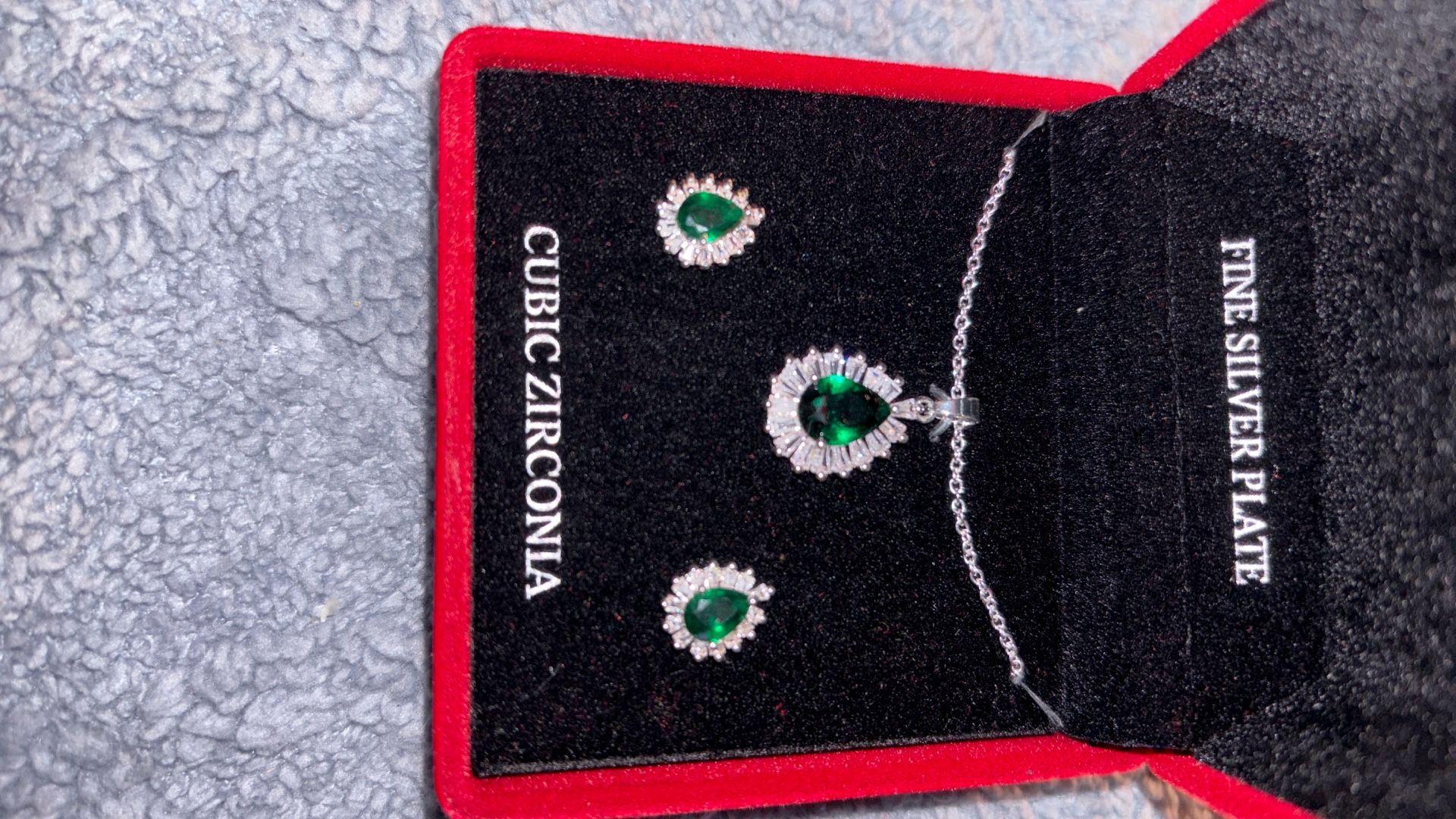 Beautiful Green Necklace And Earring Set New In Box $50 