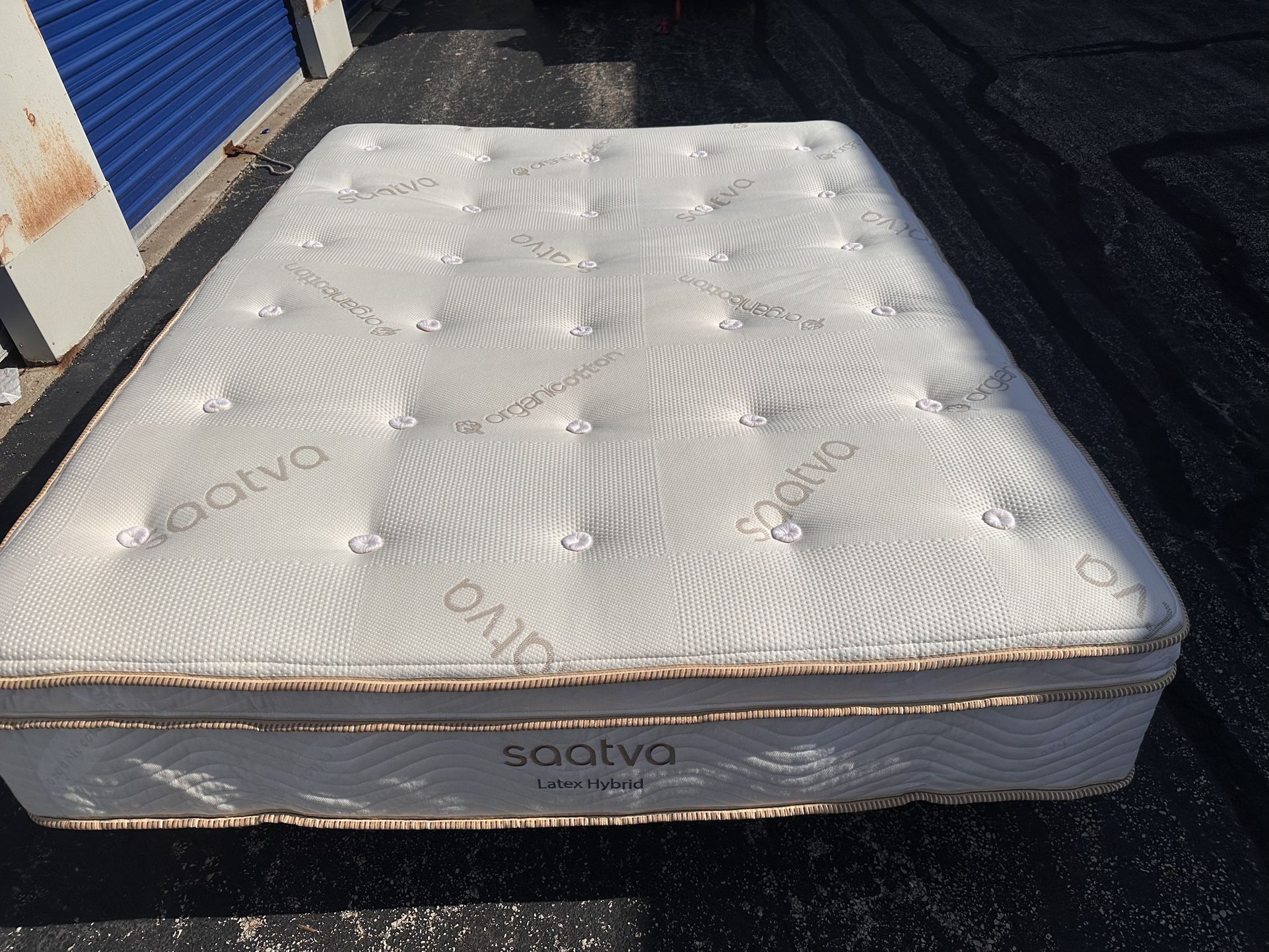 Saatva Latex Hybrid Mattress, Queen, good condition