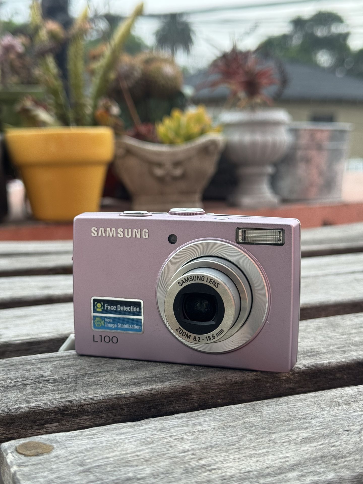 Vintage Samsung Y2K Digicam - Pink 