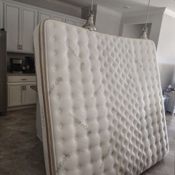 Saatva 👑 King Mattress And Box Springs Plus Memory Mattress Topper 