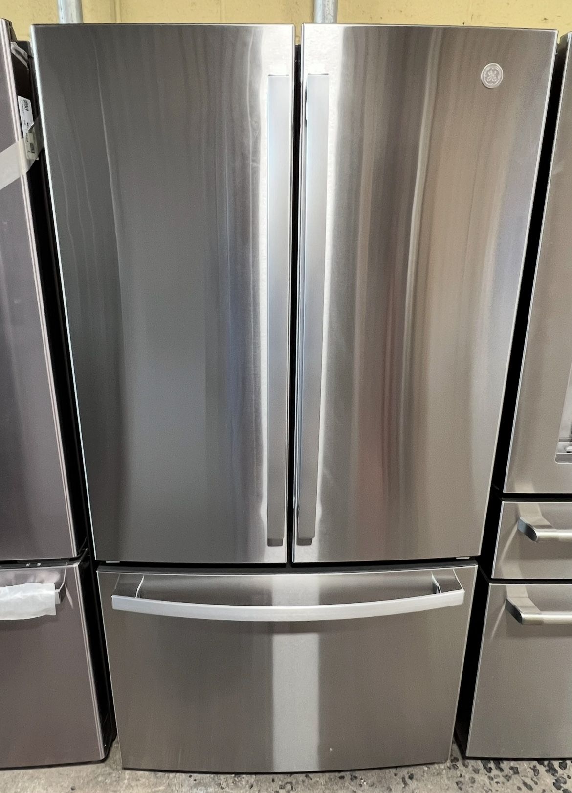 NEW Refrigerator w/WATER+ICE GE