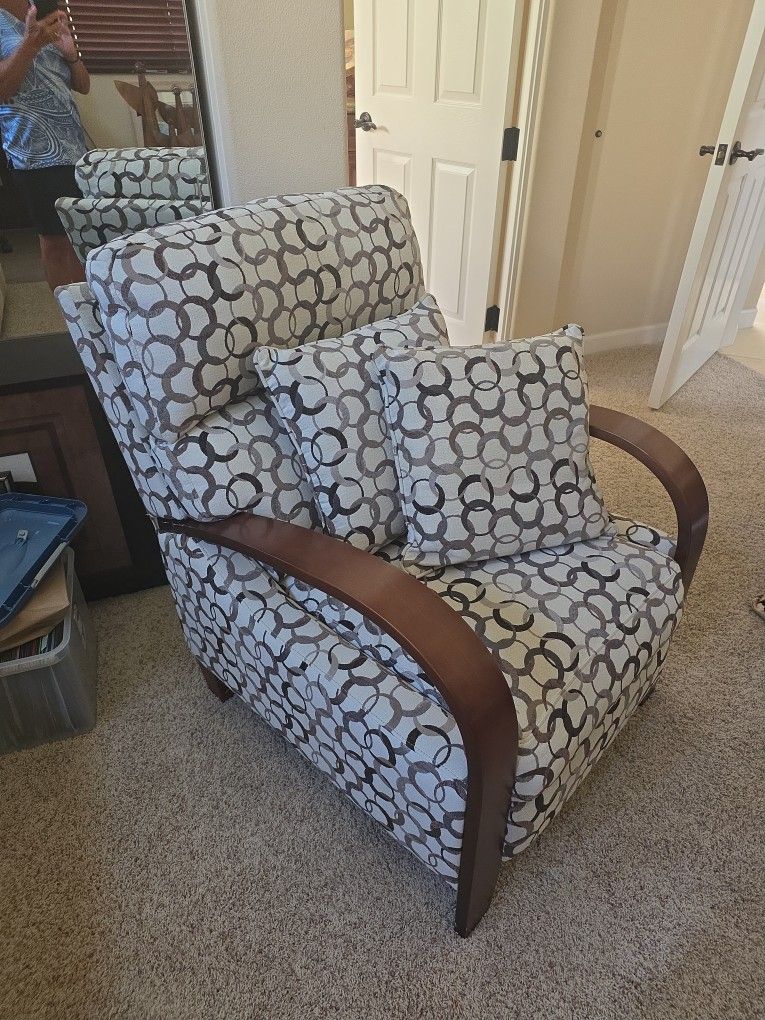 Reclining Chair And 2 Pillows
