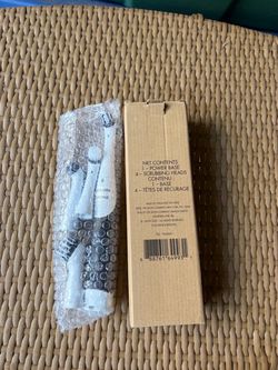 Handheld battery grout scrubber
