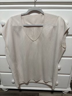 Lululemon Size 10 Cream V-Neck Sleeveless Knit Top