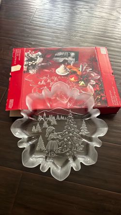 Mikasa "Christmas Story" 13.5-inch Round Glass Serving Platter