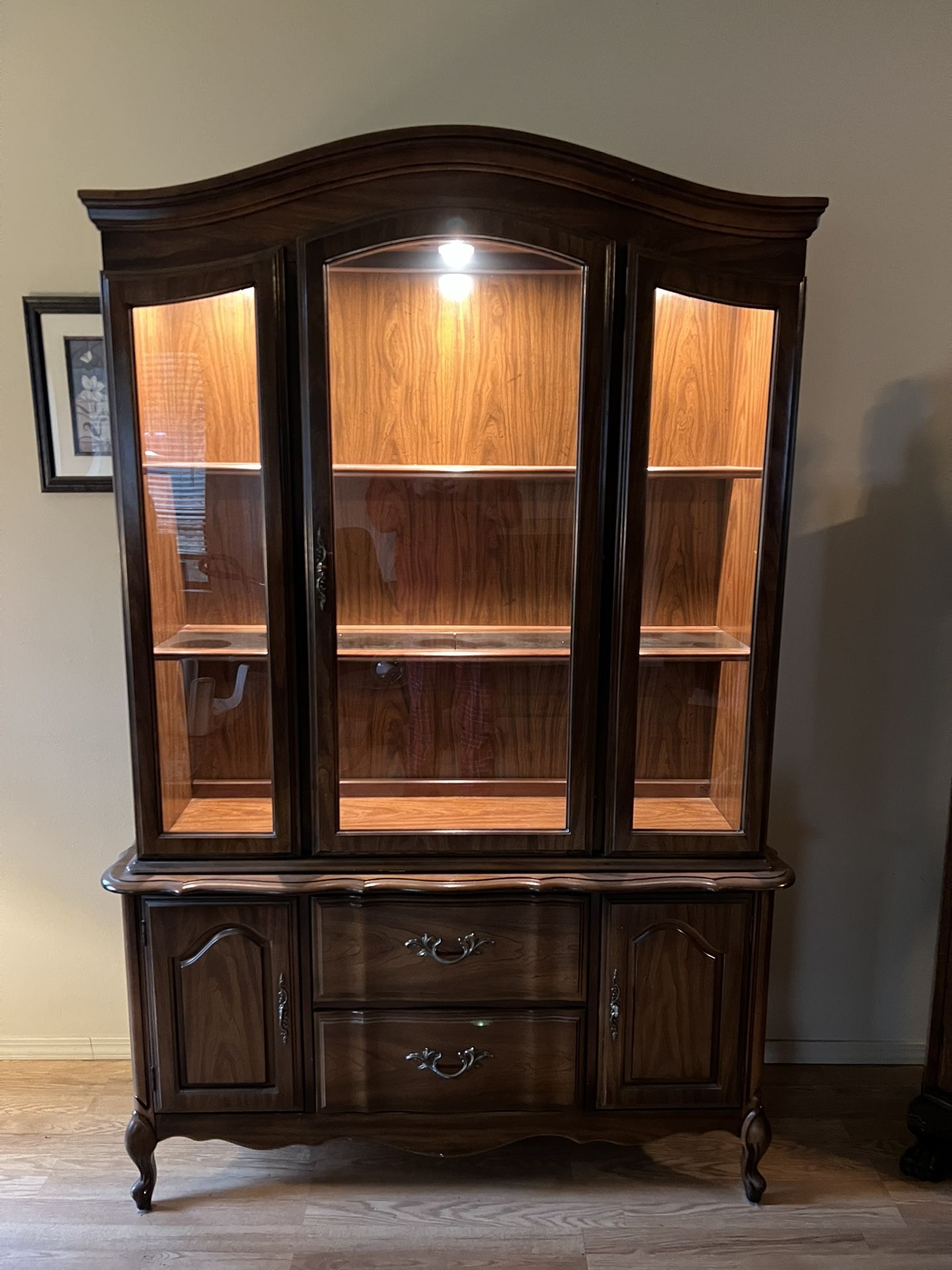 Vintage Display Curio Cabinet Made In USA - Amazing Condition