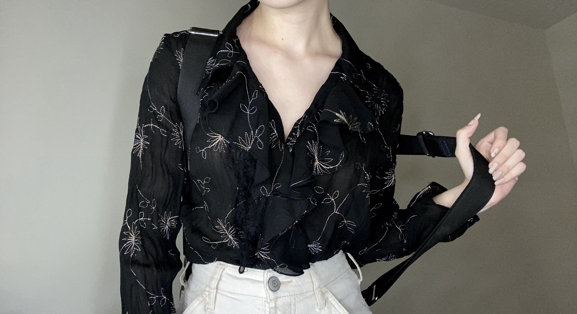 embroidered ruffle top size M