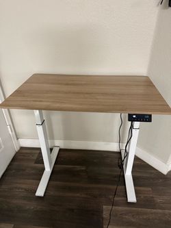 Height adjustable desk