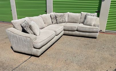Free Delivery - Nice Modern Sectional Set
