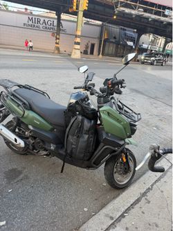 Bike tank it have some problems but it work I have title and 2 kys if someone he can come to take now he can take it 200$ I’m gonna change the sity