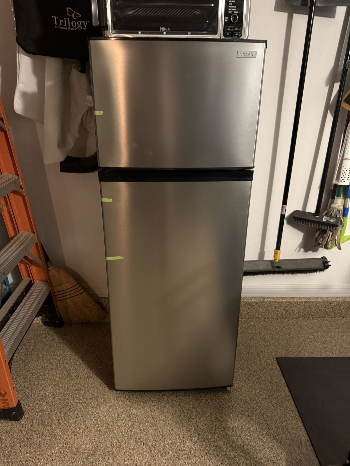 Vissani Mini Fridge/Freezer Combo