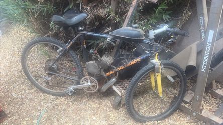 Bicicleta. Con motor gas used