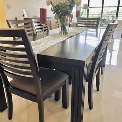 Dining Room Table and 6 Chairs
