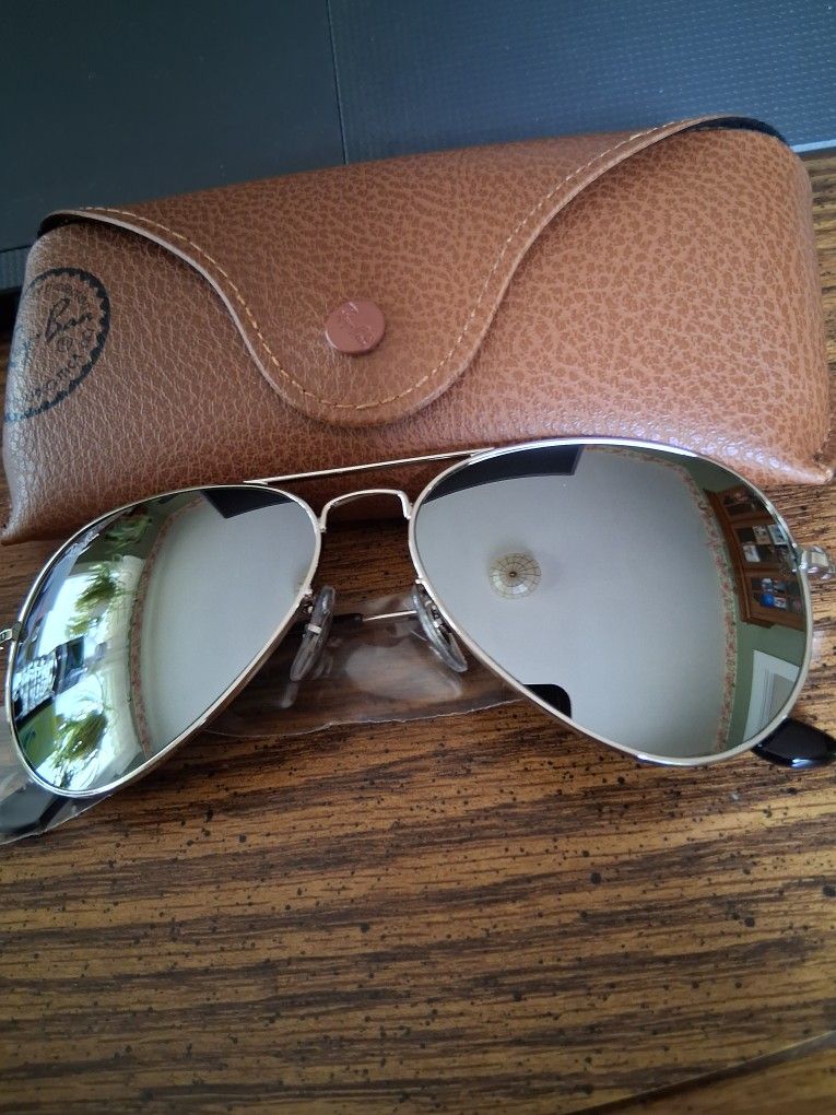 RAY BAN AVIATORS POLISHED SILVER FRAMES AND DILVRR MIRROR LENSES.