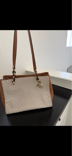 Micheal Kors purse like new