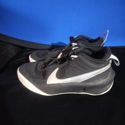 Nike Team Hustle D Women's Basketball Shoes (Size 5Y)
