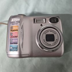 Nikon CoolPix 3200 Compact Digital Camera Used; Includes Case & Strap
