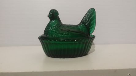 Title: Vintage Westmoreland Green Glass Hen on Nest Covered Dish

Price: $125 OBO

Description:
Beautiful vintage Westmoreland green glass hen-on-nest