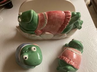 Frog salt pepper shakers and napkin