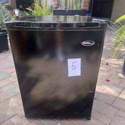 Mini Fridge (Black) - Danby (5)