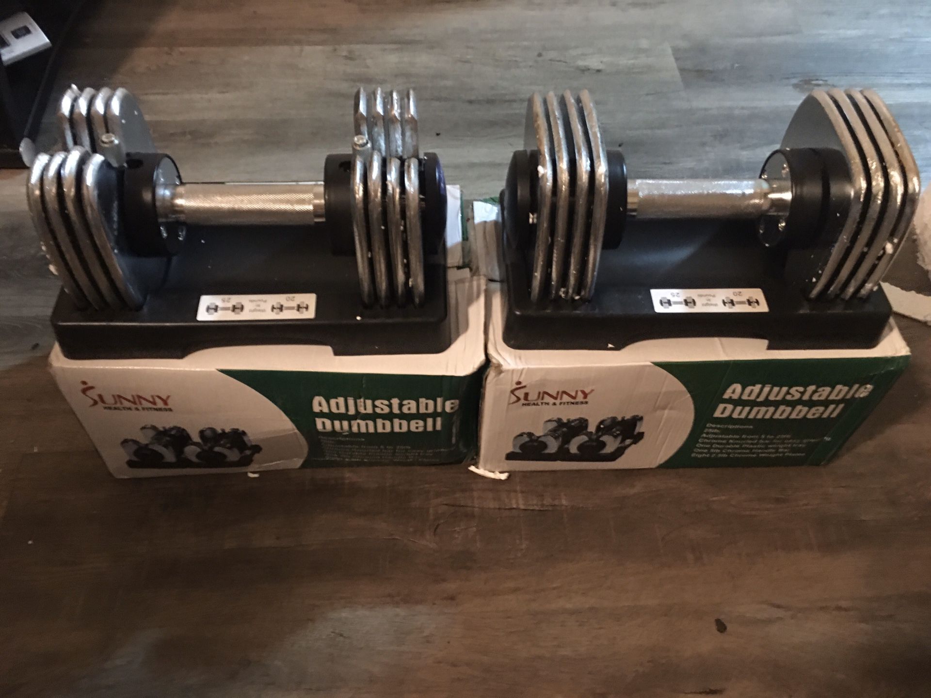 Adjustable dumbells set from 5 to 25 new in box