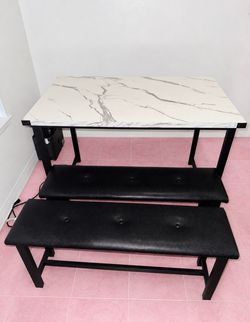 Modern Dining Table Set – Excellent Condition 🖤🤍