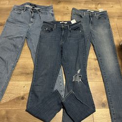 Lot Of 3 Jeans Calvin Klein Jeans Size 6/ Levy’s 721 High Rise Skinny Size 29 / Levy’s 711 Skinny Size 27 $20 all Price Is Firm 