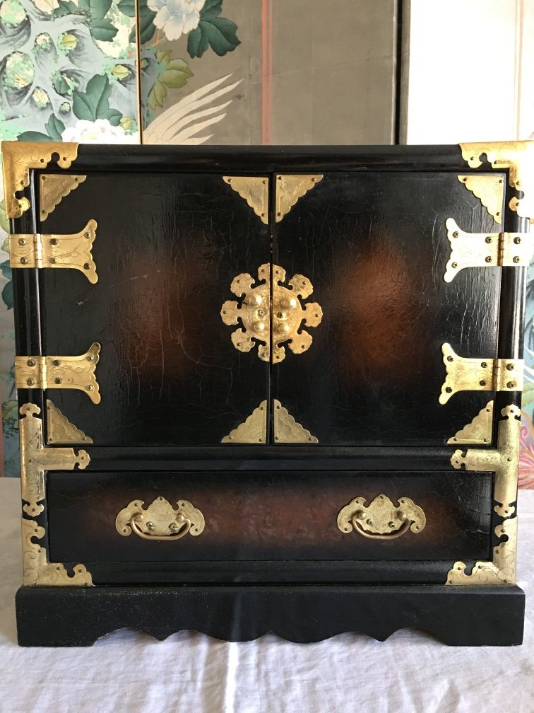 ANTIQUE ASIAN SMALL WOODEN LACQUER CABINET/Jewelry