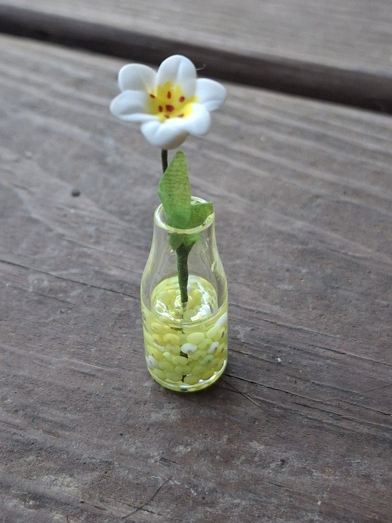 1/12 Scale Lily In Glass Vase for Dioramas Or Dollhouses