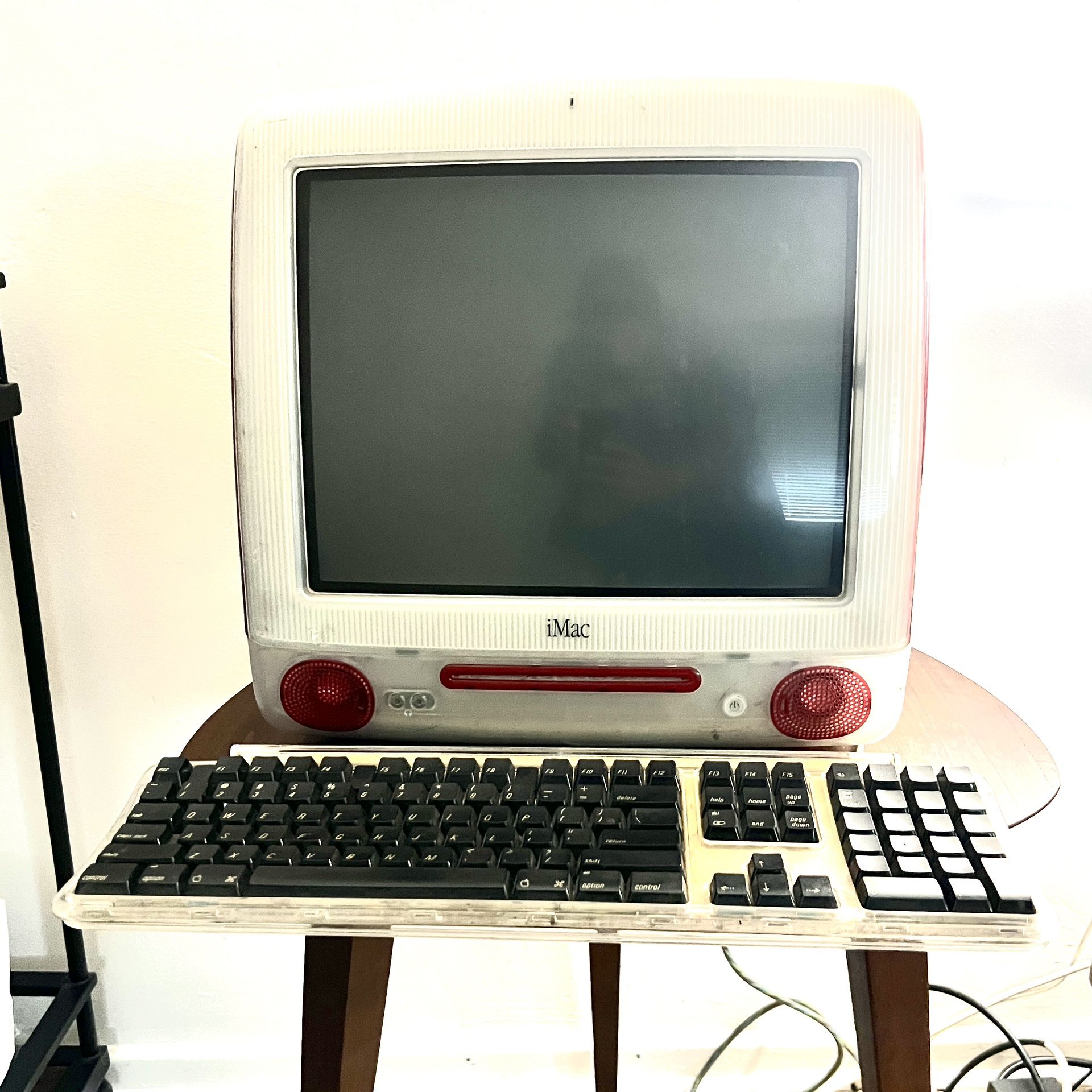 Apple iMac G3 2000 -Strawberry Red 20 GB, 450 MHz - w/ Keyboard