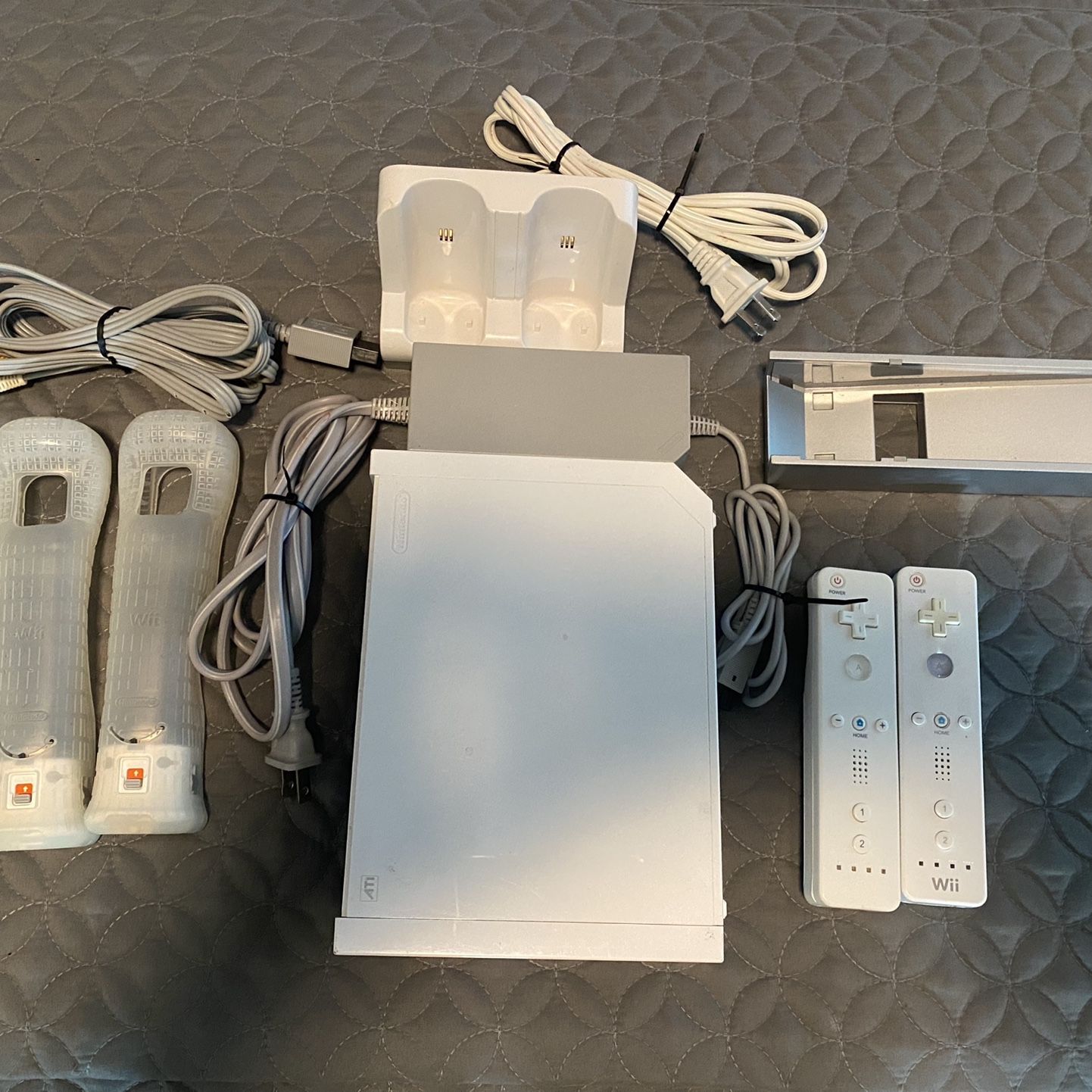 NINTENDO Wii Console System White With Games And Cables for Sale in  Orlando, FL - OfferUp