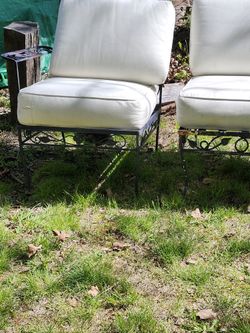 4  Outdoor Chairs Just Need Cushion Replacement  And One Chair Need Repair 