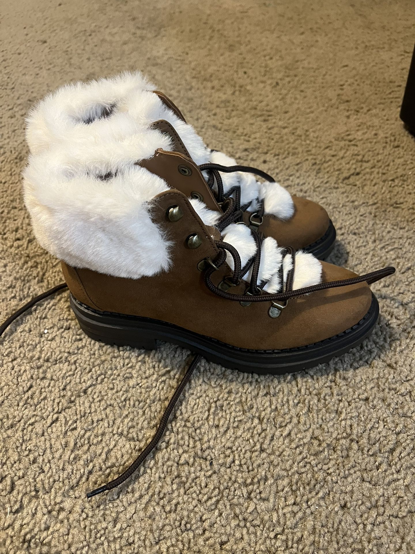 Women’s Fuzzy Boots