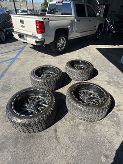 🛞🛞🛞🛞 (4) TIS Offroad 547BM 22”x12” Wheels & Tires - (Used)